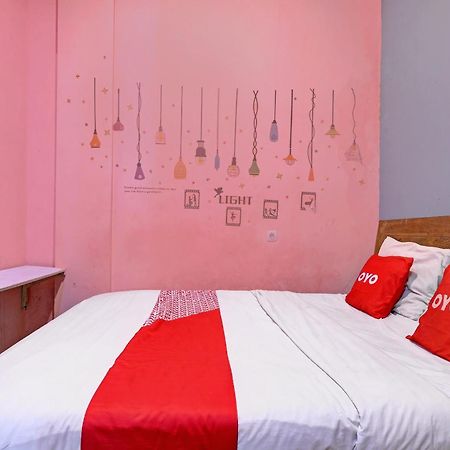 Oyo Life 92877 Hotel Rainbow 7296 Semarang Bagian luar foto