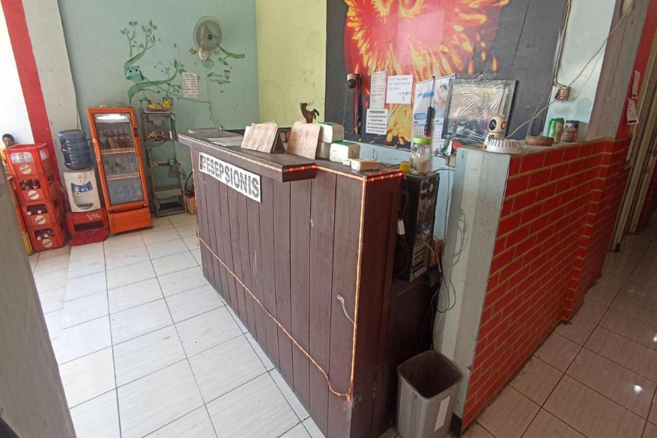 Oyo Life 92877 Hotel Rainbow 7296 Semarang Bagian luar foto