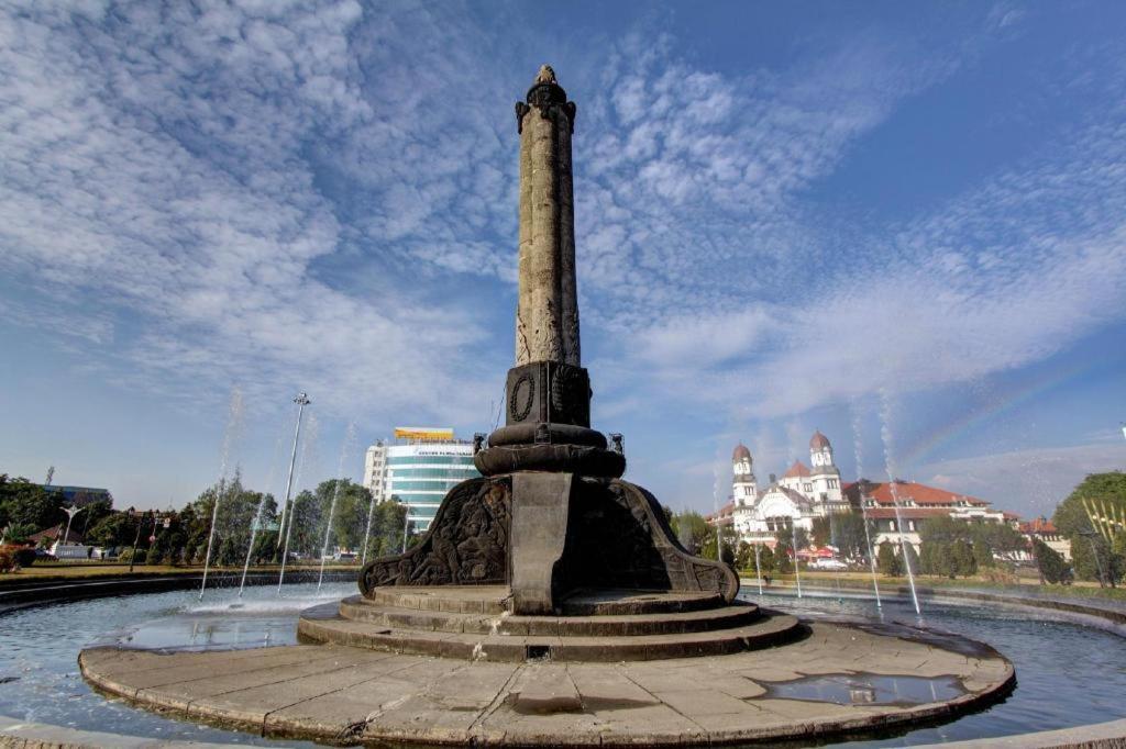 Oyo Life 92877 Hotel Rainbow 7296 Semarang Bagian luar foto