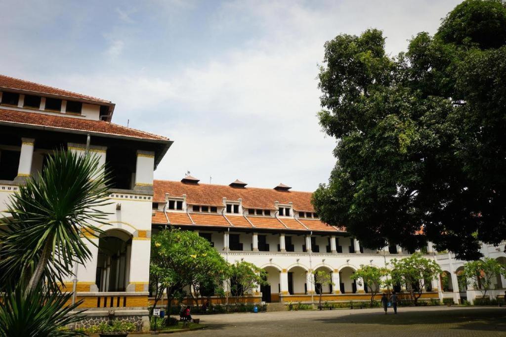 Oyo Life 92877 Hotel Rainbow 7296 Semarang Bagian luar foto