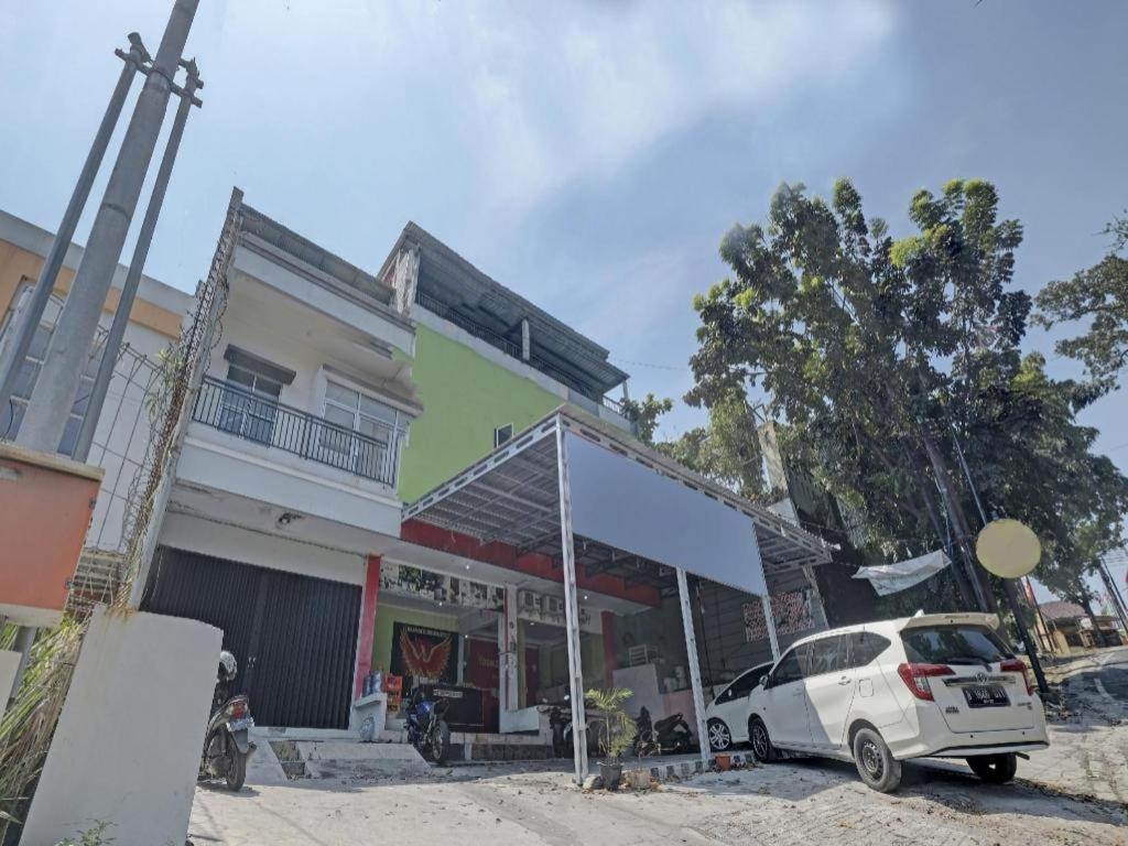Oyo Life 92877 Hotel Rainbow 7296 Semarang Bagian luar foto