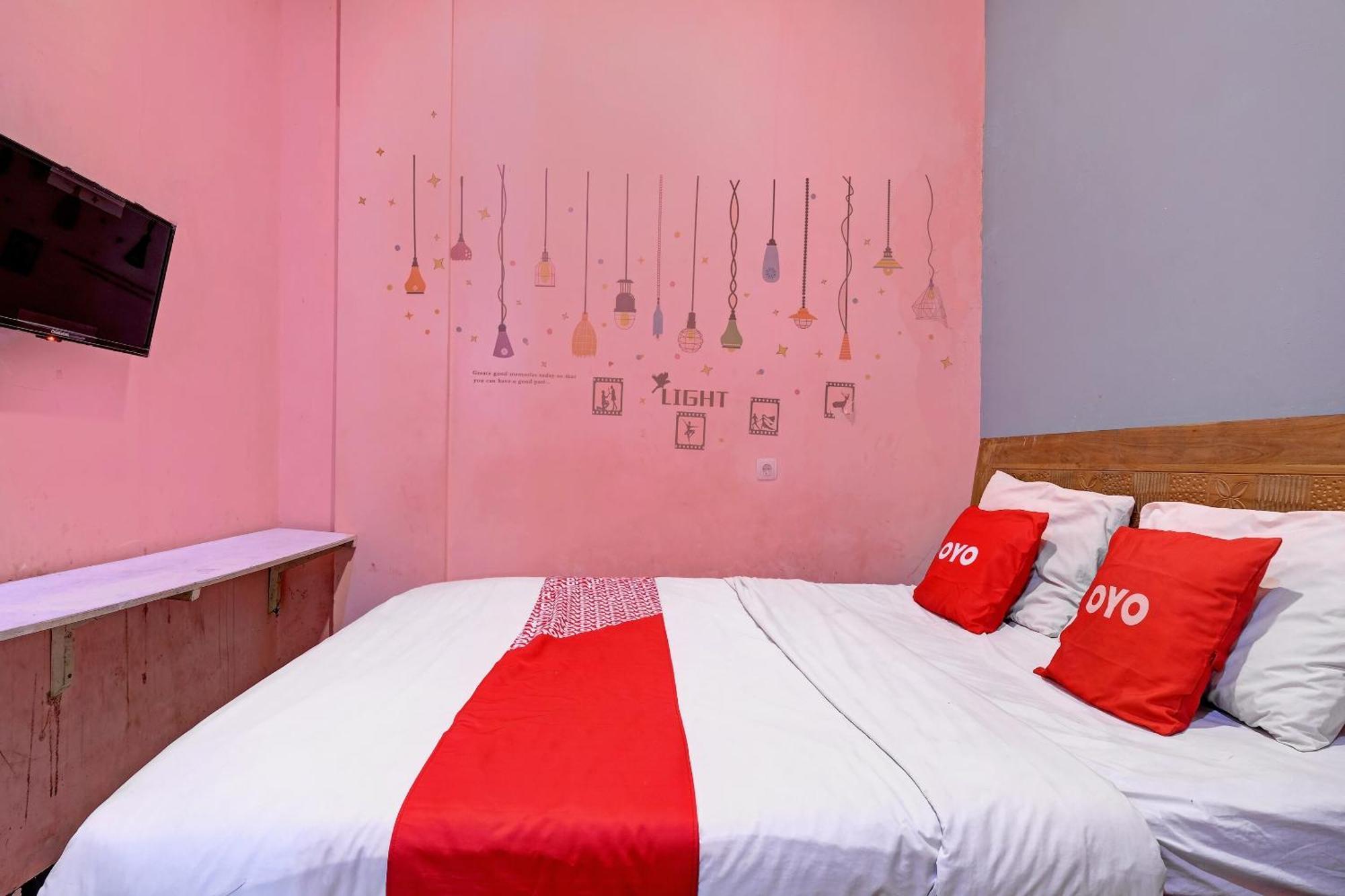 Oyo Life 92877 Hotel Rainbow 7296 Semarang Bagian luar foto