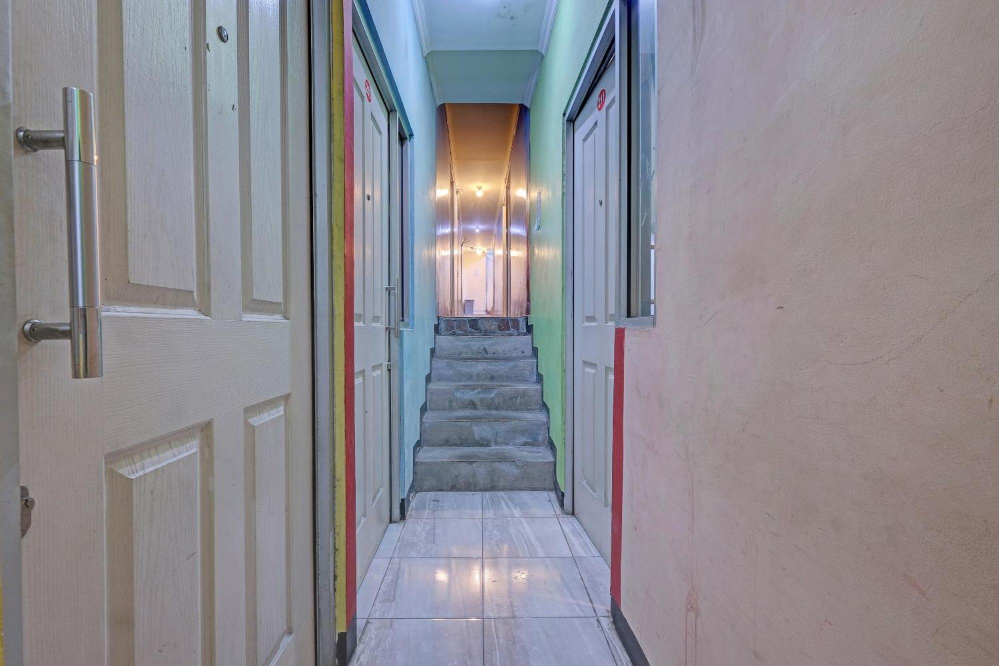 Oyo Life 92877 Hotel Rainbow 7296 Semarang Bagian luar foto