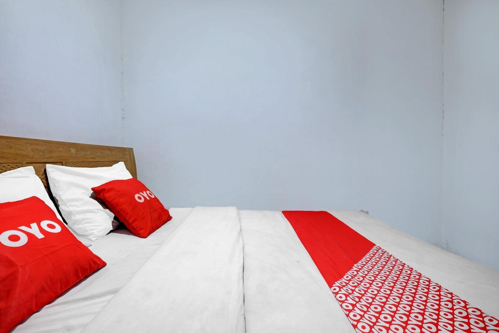 Oyo Life 92877 Hotel Rainbow 7296 Semarang Bagian luar foto