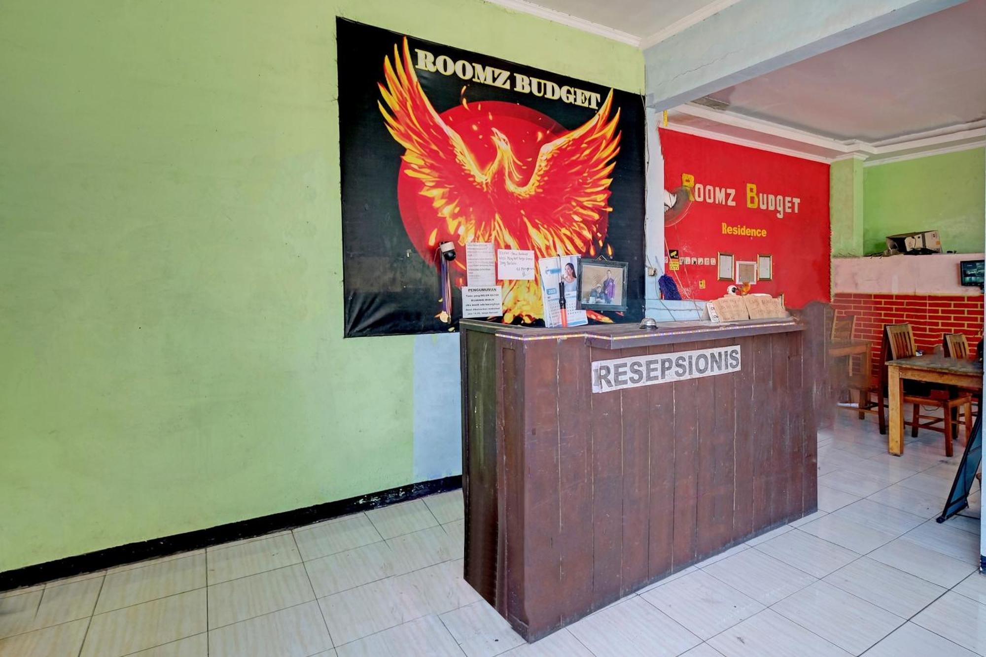 Oyo Life 92877 Hotel Rainbow 7296 Semarang Bagian luar foto