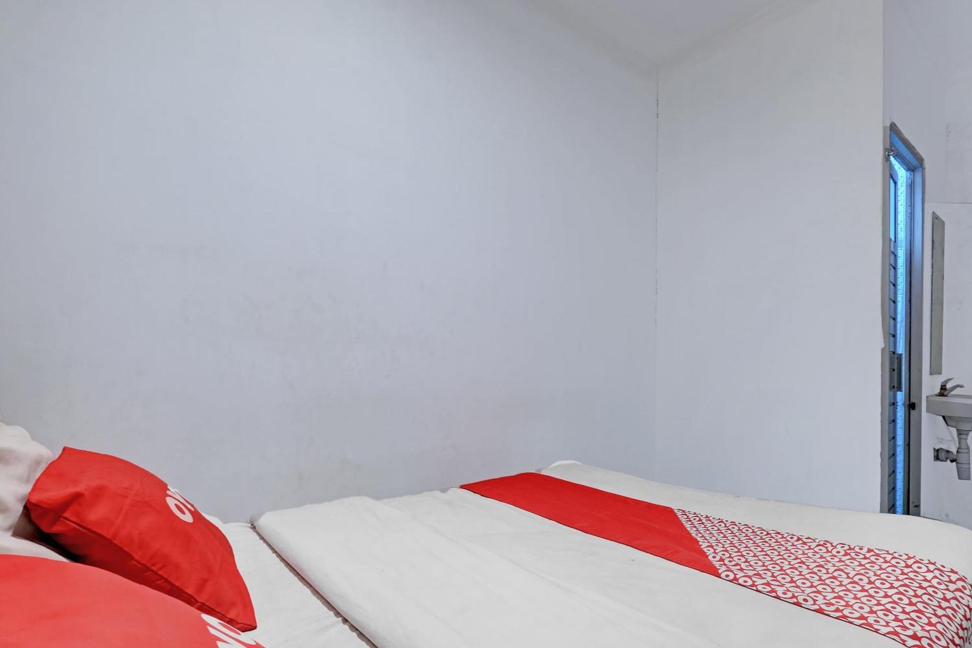 Oyo Life 92877 Hotel Rainbow 7296 Semarang Bagian luar foto